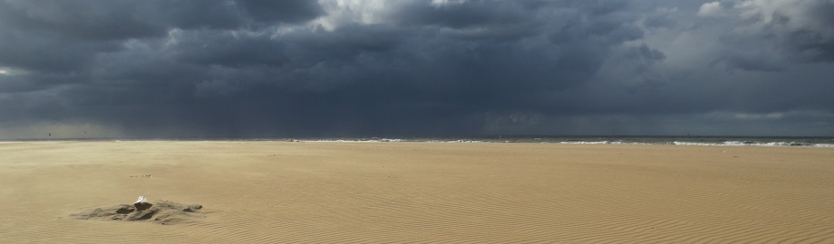 Wilma Bergveld - verlaten strand Scheveningen - dia.jpg
